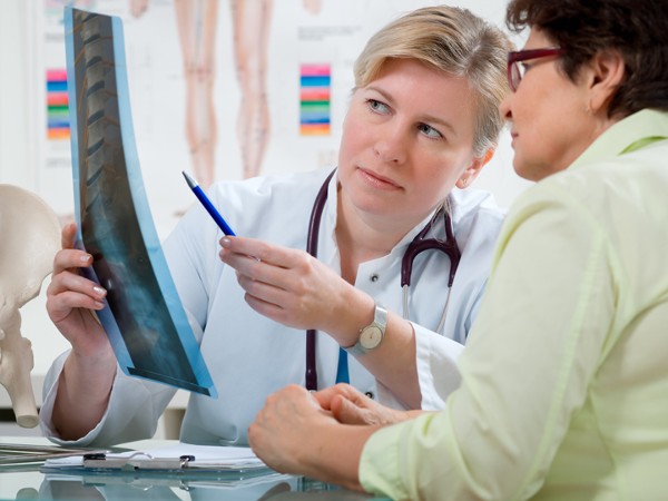 Symbolbild: Ärztin erklärt Patientin eine Röntgenaufnahme / Bildquelle: Alexander Raths/shutterstock.com